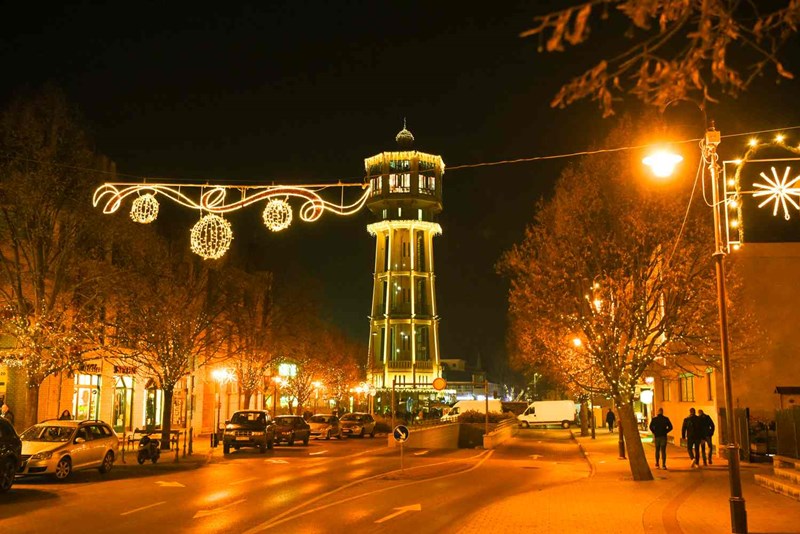 Weihnachtsstimmung rund um den Wasserturm am Fő tér