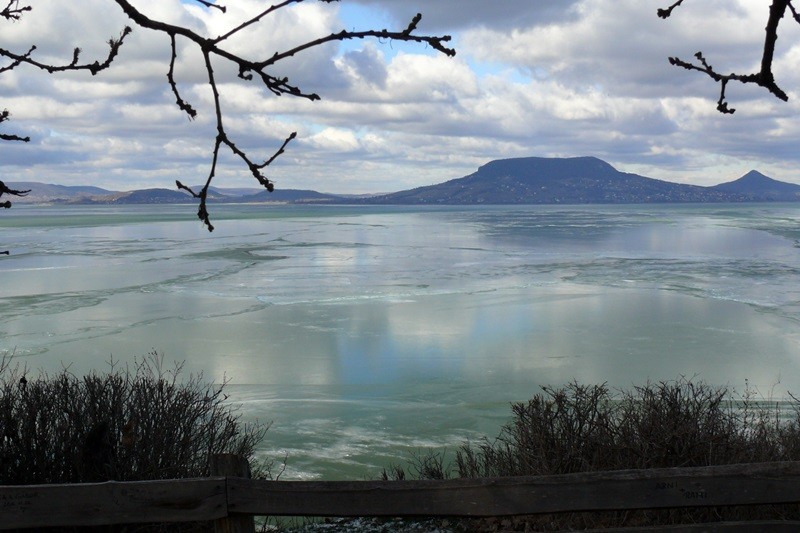 Ein dicke Eisschicht liegt auf dem Balaton.