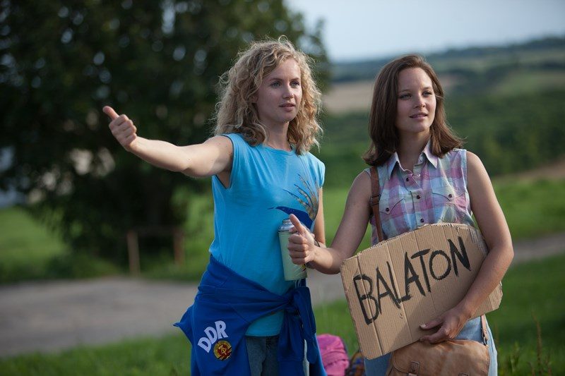 Foto: Catrin Streesemann (Cornelia Gröschel, l.) und ihre Schwester Maja Streesemann (Sonja Gerhardt, r.) wollen per Anhalter die Reise zum Balaton antreten, wo sie ihren Urlaub verbringen wollen. Copyright: ZDF/LEO PINTER