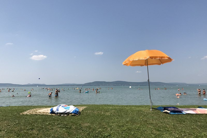 Zu einem gelungenen Badeurlaub am Balaton trägt auch eine gut gepackte Reiseapotheke bei. Foto: Sebastian Starke