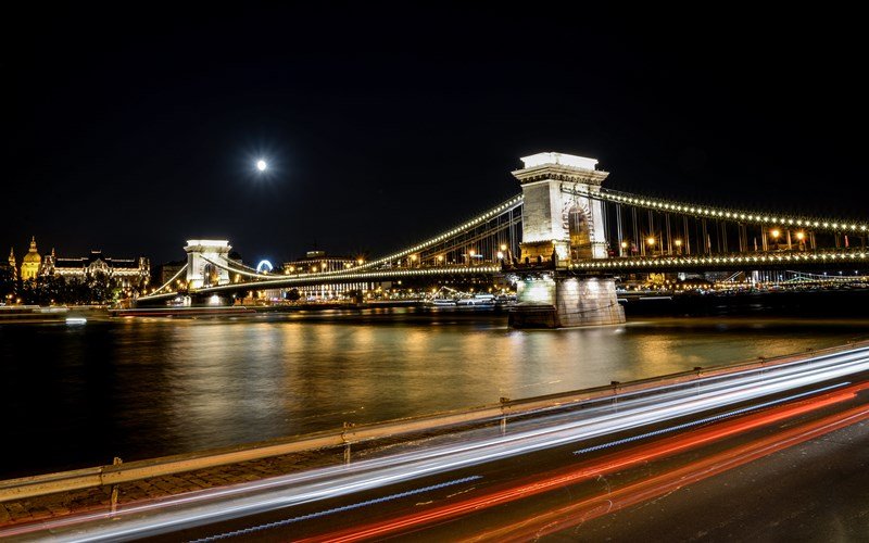 Blick auf Budapester Brücke bei Nacht