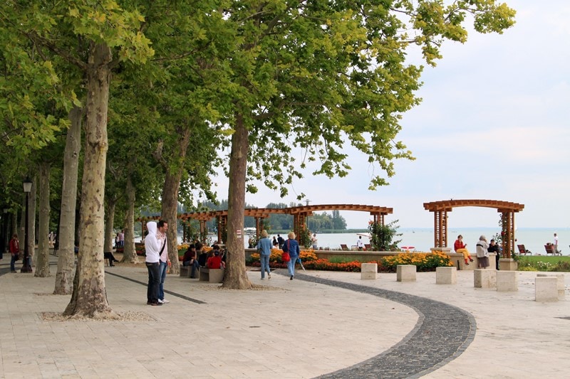 Die Uferpromenade in Balatonfüred - beliebtes Urlaubsziel am Balaton in Ungarn